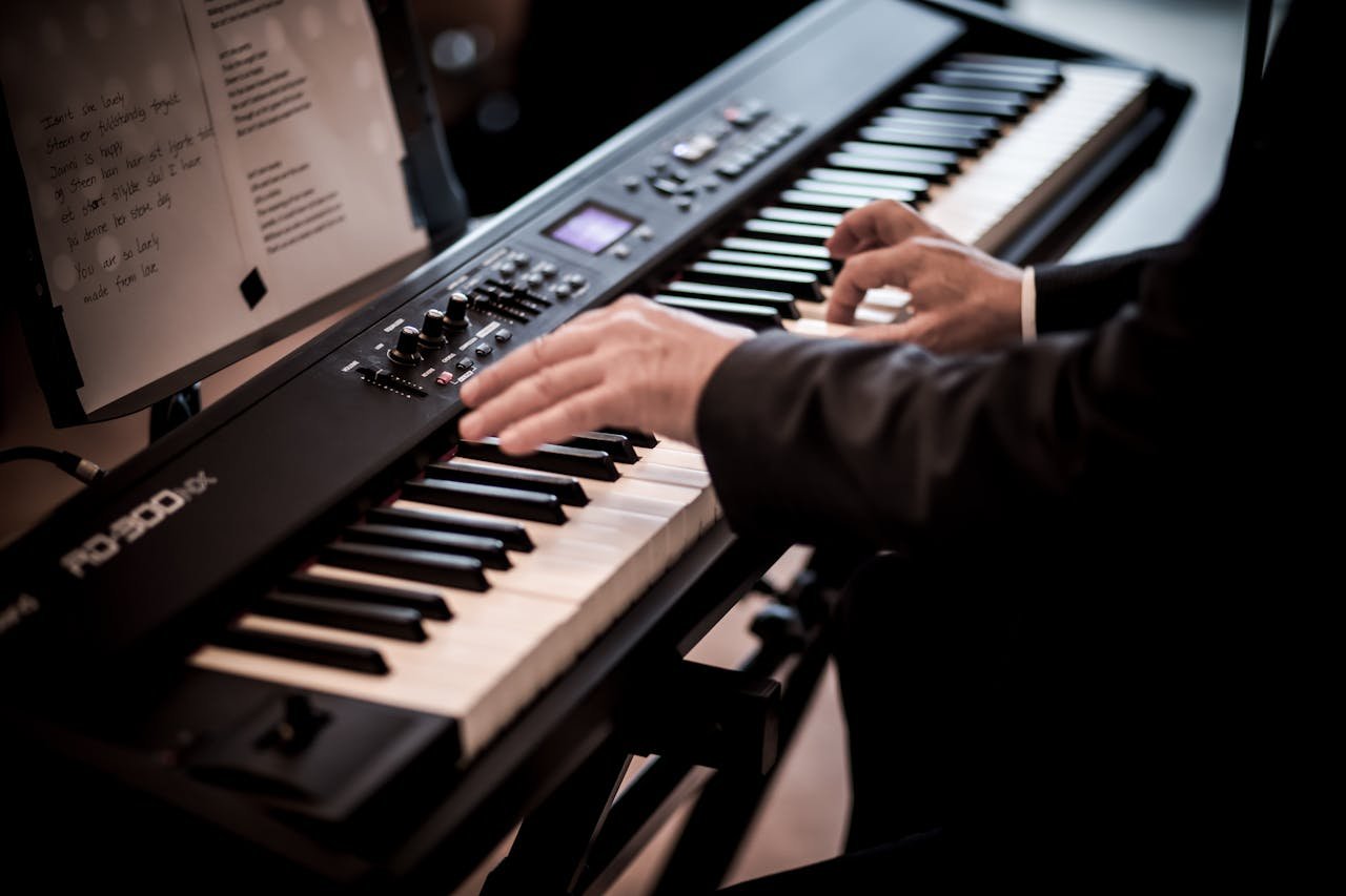 Cómo acompañar canciones en el piano fácilmente